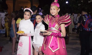 Diện áo dài truyền thống màu trắng thêu hoạ tiết hoa sen hồng ánh kim, đại diện của Việt Nam là Nguyễn Ngọc Trang Anh đã gây ấn tượng tại buổi họp báo giới thiệu dàn thí sinh của cuộc thi ‘Prince & Princess International 2018’.