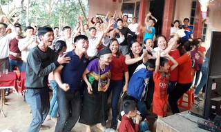 Niềm hạnh phúc của bà nội Phạm Thị Giáp và người dân làng Bào khi Bùi Tiến Dũng đẩy được quả đá luân lưu.