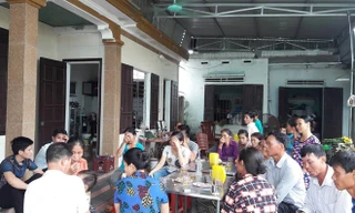 Người dân đến chia sẻ với gia đình ông Nhã, bà Kiều. Ảnh: Phạm Hòa.