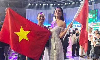 Hoa hậu Tiểu Vy và mẹ giơ cao cờ tổ quốc sau đêm chung kết Miss World