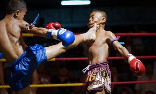 Trẻ em nhỏ tuổi thi đấu Muay Thái không mang các thiết bị bảo hộ và có thể gặp những chấn thương nguy hiểm. Ảnh: AFP.