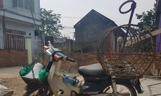 Chiếc xe chuyên đi bắt chó của ông Trung với rọ sắt và thòng lọng ở phía sau. Ảnh: Gia Chính.