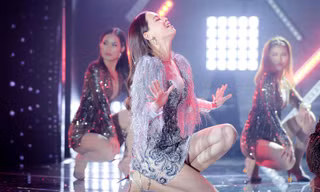 Hà Hồ mặc váy siêu ngắn, diễn 'sung' sau scandal bị anti fan chơi xấu