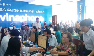 Nhiều người dùng sợ bị khóa thuê bao nên dù phải ngồi chờ đợi vẫn cố gắng hoàn thành thủ tục. Ảnh: Hải Dương.