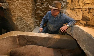 Zahi Hawass bên cạnh một chiếc quách cổ.