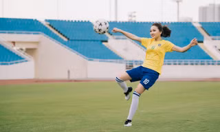 Người đẹp ảnh Ngọc Nữ thể hiện tài chơi bóng điệu nghệ mùa World Cup