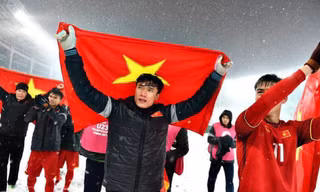 Thủ môn Bùi Tiến Dũng và các cầu thủ đi chào các cổ động viên trên sân Thường Châu sau trận chung kết.