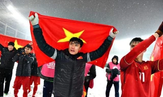 Thủ môn Bùi Tiến Dũng và các cầu thủ đi chào các cổ động viên trên sân Thường Châu sau trận chung kết.