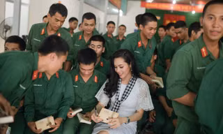Dàn Hoa hậu, á hậu xúc động tặng sách các chiến sĩ Tây Ninh