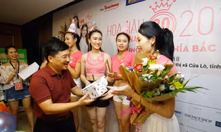Thí sinh Hoa hậu Việt Nam vỡ oà hạnh phúc trong tiệc sinh nhật