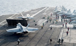 Đoàn liên ngành Việt Nam tìm hiểu tàu sân bay Mỹ