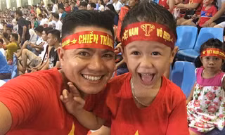 Anh Nguyễn Thành Chung và con trai cổ vũ Việt Nam trong một lần đội tuyển thi đấu trên sân Mỹ Đình năm 2017. Ảnh: NVCC.