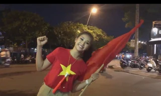 Hoa hậu Tiểu Vy xuống đường 'đi bão' mừng Việt Nam vô địch AFF Cup