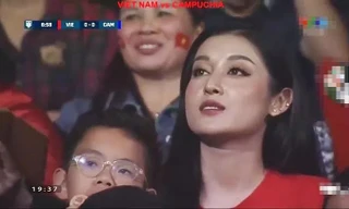 Á hậu Huyền My trên khán đài trận Việt Nam - Campuchia trên sân Hàng Đẫy tối 24/11.