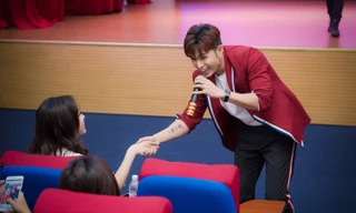 Jun Phạm tình tứ nắm tay Đỗ Mỹ Linh khiến hàng trăm sinh viên phấn khích