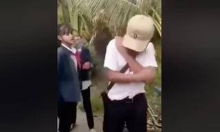 Nam sinh H chỉ biết ôm đầu chịu trận (Ảnh cắt từ clip).