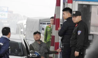 Lái xe phản ứng trạm thu phí QL 5 bằng cách trả tiền lẻ vào sáng 11/12