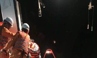 Đưa ngư dân gặp nạn lên tàu cứu hộ