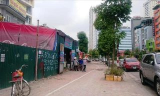 Đầu tư hơn 180 tỷ đồng nhưng đường Nguyễn Hoàng trở thành nơi phục vụ cho các cửa hàng xây dựng trái phép. Tác giả ảnh: Sỹ Lực