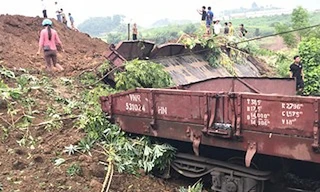 Sáng mai thông tàu Hà Nội-Lào Cai sau sạt lở nghiêm trọng tại Yên Bái