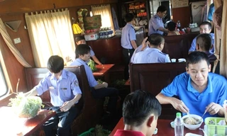 Hiện nay, hành khách tự chuẩn bị thức ăn hoặc phải di chuyển đến toa dịch vụ trên tàu để dùng bữa. Ảnh Báo Giao thông