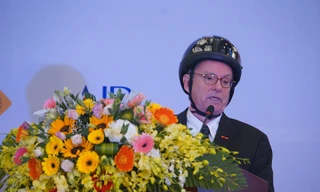 Đại diện Quỹ Phòng chống thương vong châu Á, ông Greig Craft xuất hiện tại hội nghị với chiếc MBH. (Ảnh: Sỹ Lực)