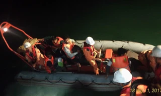 Tám thuyền viên tàu OCEAN BRIGHT được đưa lên tàu cứu hộ