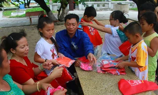 Tặng quần áo cho các em nhỏ ở Trường Sa