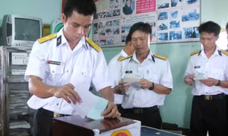 Bầu cử sớm ở nhà giàn DK1 Ảnh: VOV