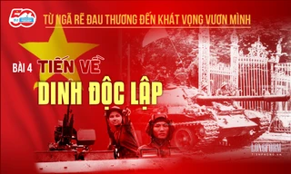  Xe tăng 390 tại Dinh Độc Lập ngày 30/4/1975, lái xe Nguyễn Văn Tập ngồi phía trước nhô đầu khỏi xe, pháo thủ Ngô Sỹ Nguyên nhô người trên tháp pháo xe tăng Ảnh: FRANCOISE DEMULDER 