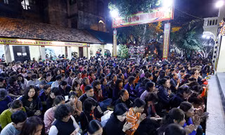 Hàng nghìn người ngồi kín đường dự lễ cầu an tại chùa Phúc Khánh