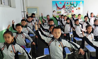 Học sinh tập võ trong lớp vì sân trường không khí ô nhiễm