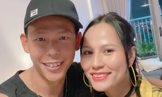 Thủ môn Bùi Tấn Trường và bà xã. 