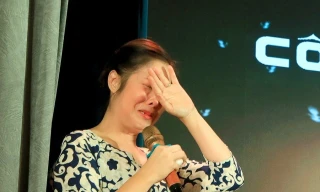 Showbiz 16/9: NSND Hồng Vân bật khóc nức nở trên sân khấu 