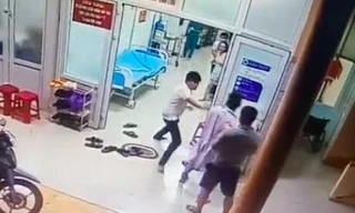 Chở bệnh nhân đến cấp cứu, người nhà đuổi đánh tới tấp nhân viên y tế