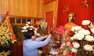 Thủ tướng dâng hương tưởng niệm Bác Hồ và các anh hùng liệt sỹ