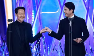 Showbiz 30/11: Tài tử Jung Woo Sung mắc COVID-19