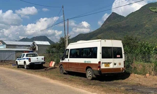 Chiếc xe chở các cháu học sinh xảy ra vụ tai nạn (Ảnh: Lê Nam).