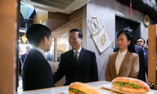 Chủ tịch nước và Phu nhân cùng quan chức Nhật Bản thưởng thức bánh mì, cafe Việt giữa lòng Tokyo