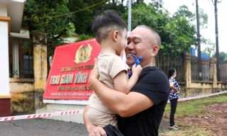 Phó Thủ tướng Phạm Bình Minh trao quyết định đặc xá cho các phạm nhân tại Trại giam Vĩnh Quang