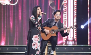 Ngọc Sơn đệm đàn cho danh ca Họa Mi hát ngay tại sân khấu Tuyệt đỉnh Bolero 2020