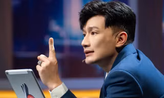Showbiz 12/3: Dược sĩ Tiến bị tấn công