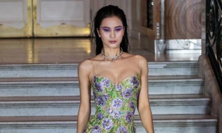 Showbiz 18/9: Hương Ly diện váy xuyên thấu