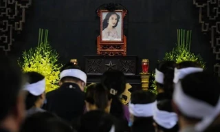 Showbiz 8/6: Em trai Hoa hậu Thu Thuỷ xúc động nói lời tiễn biệt chị gái