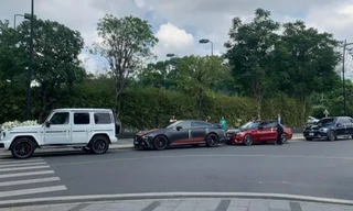 Showbiz 25/4: Lý Bình rước dâu bằng xe G63 và dàn siêu xe cực ‘khủng’