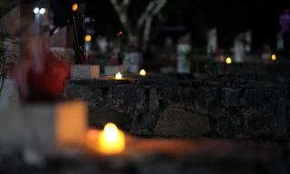 Xúc động hình ảnh những ngọn nến trong đêm ở Nghĩa trang Hàng Dương 