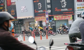 Xe đạp vượt đèn đỏ, chạy ngược chiều trên nhiều tuyến đường TP.HCM