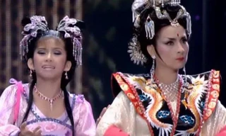 Nghệ sĩ Bình Tinh và cố ca sĩ Phi Nhung trong vở Võ Tắc Thiên.