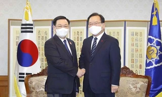 Chủ tịch Quốc hội Vương Đình Huệ hội kiến Thủ tướng Hàn Quốc Kim Boo-kyum. (Ảnh: Doãn Tấn/TTXVN)