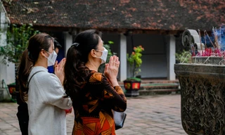 Lễ tạ rằm tháng Chạp, người dân Hà Nội vái vọng từ sân chùa 